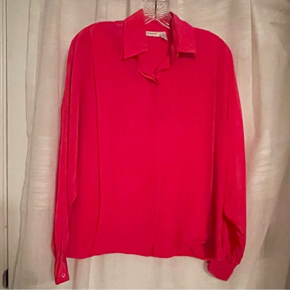 100% Silk Vintage Blouse in Excellent Condition, Size 4.